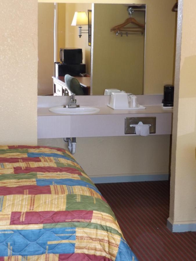 Regency Inn Concordia Extérieur photo